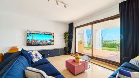 Apartamento de 2 dormitorios en planta baja con jardín privado en venta en Casares Costa