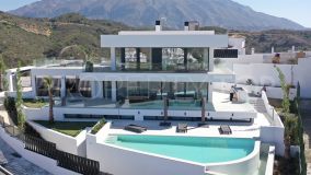 For sale villa in Nueva Andalucia