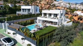 Villa for sale in La Cerquilla, Nueva Andalucia