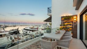 Moderno apartamento de 3 dormitorios con vistas al mar y al puerto en Puerto Banús Marbella