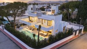 Villa moderna en una reputada zona residencial junto a la playa en Cortijo Blanco, San Pedro de Alcántara