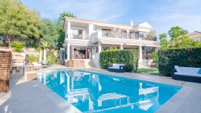 Villa for sale in Los Naranjos, Nueva Andalucia