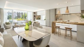 Impresionante apartamento de tres dormitorios recientemente renovado en Marina de Puente Romano, Marbella.