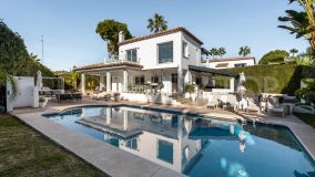 Preciosa Villa de cuatro dormitorios en la urbanización cerrada de Marbella Country Club, Marbella