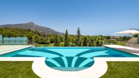 Villa for sale in Aloha, Nueva Andalucia