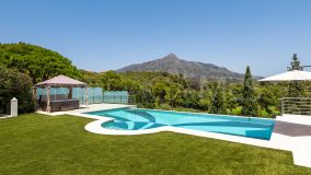 Villa for sale in Aloha, Nueva Andalucia