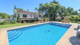 Acogedora Villa con amplios Jardines y Terraza en Sotogrande Central