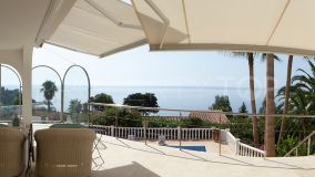 Villa impecable con vistas panorámicas al mar y acceso peatonal a la playa