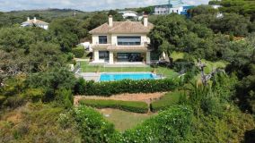 Beautiful villa in excellent condition situated in the exclusive gated community of Los Altos de Valderrama. There are large marble floors and bathrooms, a brand new kitchen and beautiful surroundings including mature cork oak trees.