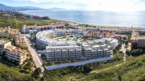 El complejo está formado por 198 viviendas con parking en segunda línea de playa y con vistas al mar. Sea tu elección una propiedad de 2 o 3 dormitorios, disfrutarás desde la misma de vistas al mar y a un precioso espacio con jardines comunitarios.