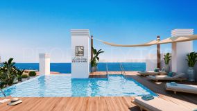 Residencial de 23 apartamentos con sky lounge con piscina privada y zona chillout y plazas de garaje, situado junto al mar, en el casco urbano de Estepona.