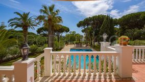 Fantastic family villa with Sea views located on a large private plot within a quiet cul-de-sac in lower Calahonda, Costa del Sol