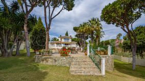Fantastic family villa with Sea views located on a large private plot within a quiet cul-de-sac in lower Calahonda, Costa del Sol