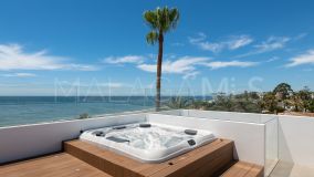 Villa en venta en Beach Side New Golden Mile, Estepona