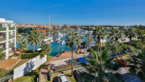 Splendid duplex penthouse apartment, with magnificent views of the river, the sea and Gibraltar on one side and the beautiful Sotogrande Marina on the other.