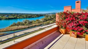 Splendid duplex penthouse apartment, with magnificent views of the river, the sea and Gibraltar on one side and the beautiful Sotogrande Marina on the other.