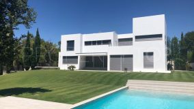Fabulous 4 bedroom villa in a private cul de sac in Sotogrande Alto with magnificent views of the sea and the mountains. Built on a large plot of 1,789 m2, this 531 m2 villa is distributed over two floors from which you can enjoy the good views of the sur