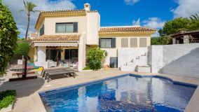 Villa en venta en Nueva Andalucia, Marbella
