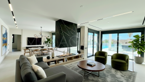 Villa en venta en Elviria, Marbella Este