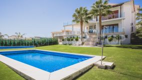 Villa moderna en primera línea en Los Flamingos Golf con acceso directo