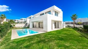 Villa for sale in Rio Real, Marbella Est