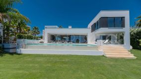 Contemporary Villa with excellent sea views