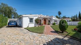 Rio Real: Mediterranean bungalow in Lomas de Pozuelo, Marbella
