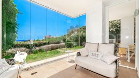 Apartamento en esquina con jardín y vistas impresionantes al mar y al golf en Los Arqueros