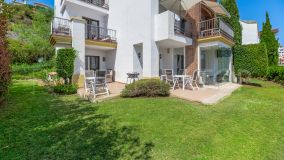 Apartamento en esquina con jardín y vistas impresionantes al mar y al golf en Los Arqueros