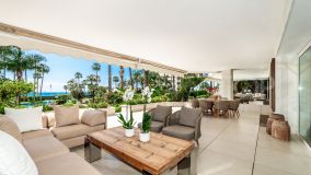 Apartamento de lujo en primera línea de playa en la comunidad privada más exclusiva de Puerto Banús