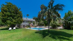 Villa en Rio Real cerca de Marbella rodeada de un jardín maduro