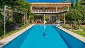 Villa adosada de estilo clásico para reformar en Marbella Hill Club