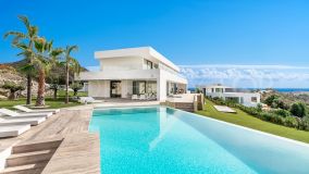 Monte Mayor: Elegant Ocean-View Villa