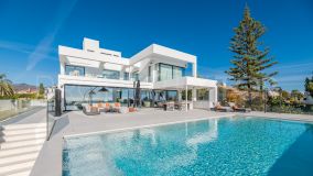 El Paraiso Alto: Modern designer villa with panoramic sea, golf and mountain views