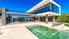 Nueva Andalucía: Ultra-modern villa in a prestigious community
