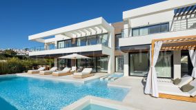 Nueva Andalucía: Exceptional villa in gated ultra-prestigious community