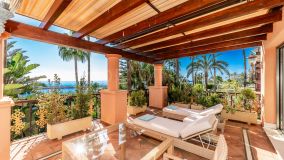 Puerto Banús: First floor apartment with enchanting frontline sea views