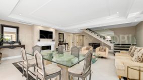 Puerto Banús: Luxurious duplex apartment in a gated community direct by the sea