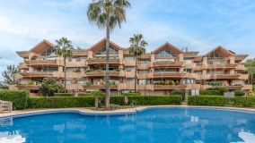 Nueva Andalucia: Spacious ground floor apartment in a prime golf community near Puerto Banús