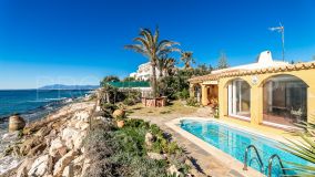 Villa en primera línea de playa en Marbesa con impresionantes vistas al mar