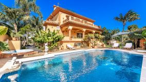 Magnífica villa junto a la playa en San Pedro Playa con un encantador estilo andaluz