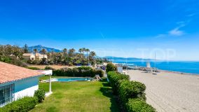 Villa de playa en primera línea en Guadalmina Baja, en una de las zonas más prestigiosas de Marbella.