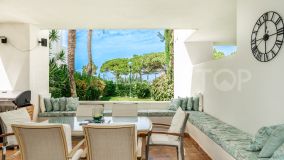 Los Monteros: Apartamento en primera línea de playa con jardín