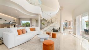 Villa elegante y con estilo a un precio excepcional en Los Flamingos Golf con estructura tradicional