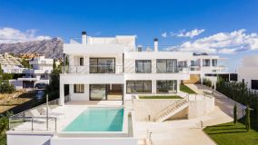 Nueva Andalucia: Stunning contemporary villa with amazing views