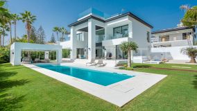San Pedro Beach: Modern frontline beach villa with spectacular sea views