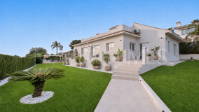 Villa en venta en Elviria, Marbella Este