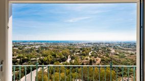 Stunning duplex penthouse with 5 bedrooms and panoramic sea views for sale in Monte Halcones, Benahavis