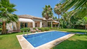 Villa for sale in Nueva Andalucia