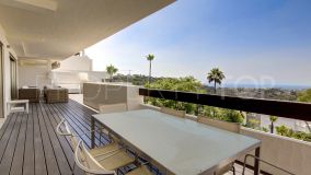 Beautiful 3 bedroom modern apartment with sea views for sale in La Azalia, Benahavis